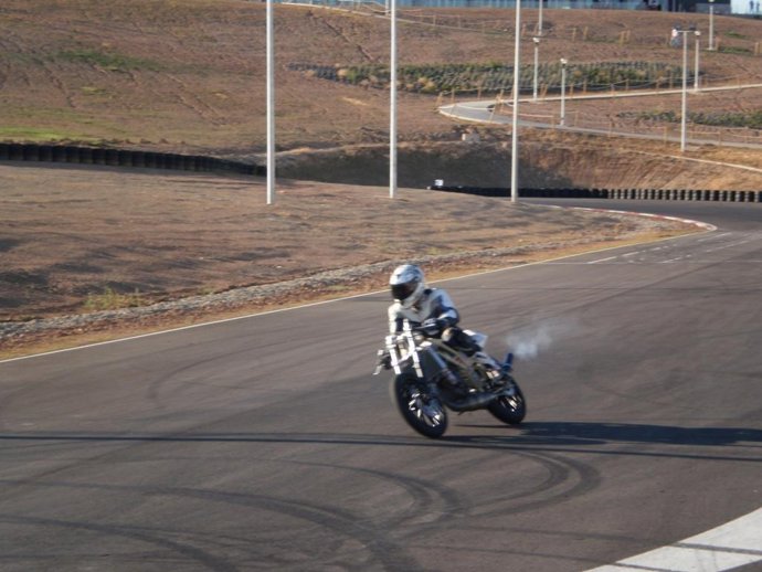El piloto Alberto Baeza, con la moto de ETSIIT-UPNA Racing, en las pruebas reali