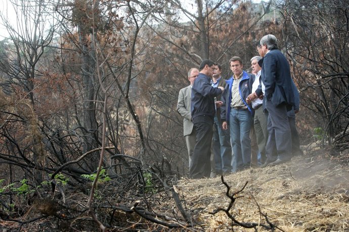 Feijóo visita el monte de Boiro (A Coruña) tras los incendios