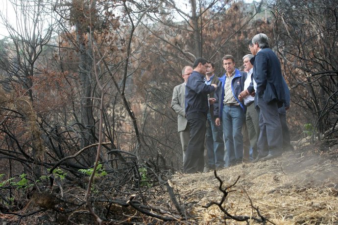 Feijóo visita el monte de Boiro (A Coruña) tras los incendios