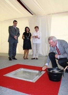 El jefe del Ejecutivo murciano, Ramón Luis Valcárcel, coloca la primera piedra d