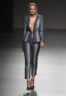 Modelo de Angel Schlesser en Cibeles Madrid Fashion Week