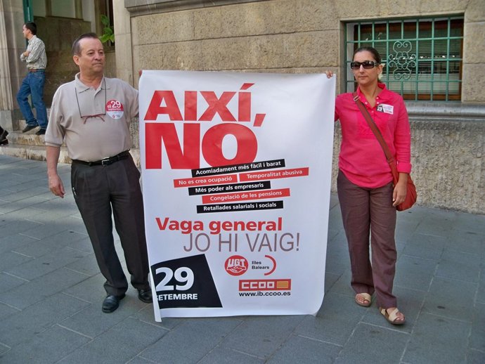 Bravo y Vicens, minutos antes de colocar la pancarta.