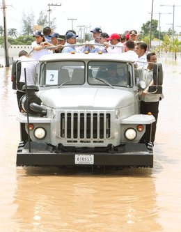 El presidente de México, Felipe Calderón, visitando las zonas afectadas por 'Kar