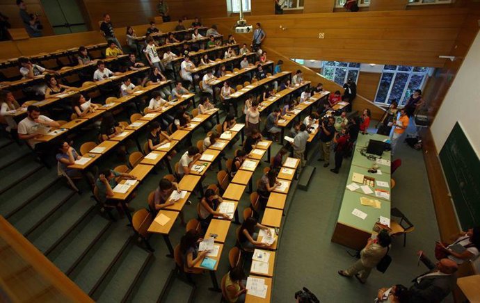 Estudiantes durante un examen