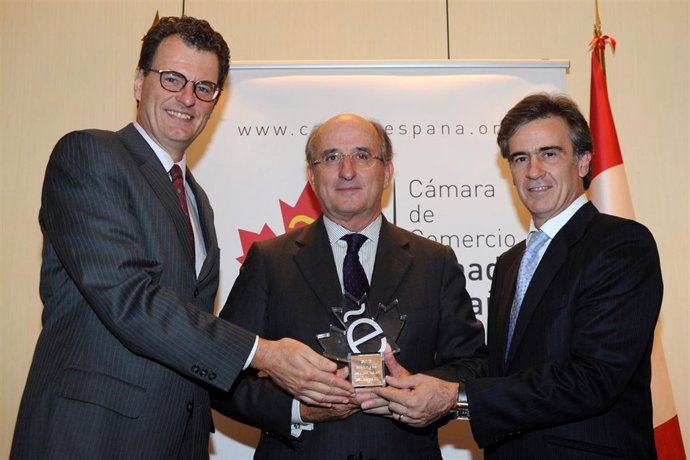 El presidente de Repsol, Antonio Brufau, recogiendo el premio de empresa del año