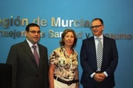 La consejera de Sanidad y Consumo, María Ángeles Palacios (c), momentos antes de