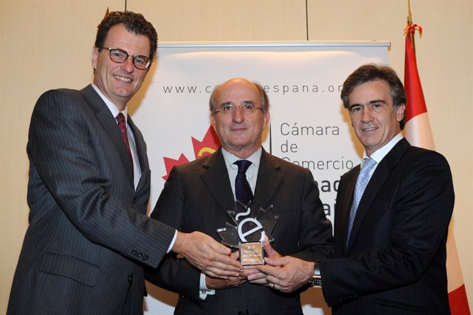 El presidente de Repsol, Antonio Brufau, recogiendo el premio de empresa del año
