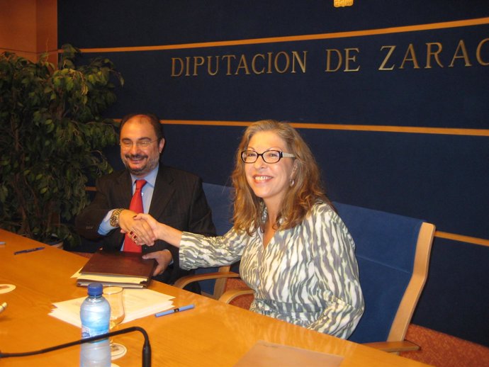 El presidente de la DPZ y la consejera de Ciencia tras firmar el convenio en Zar
