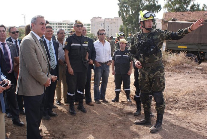 El delegado del Gobierno, Rafael González Tovar, acompañado por el coronel Jefe 