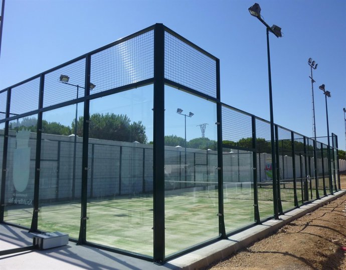 Una de las dos pistas de padel nuevas