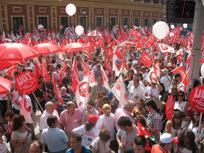 Concentración de los trabajadores del sector público ante San Telmo en Sevilla