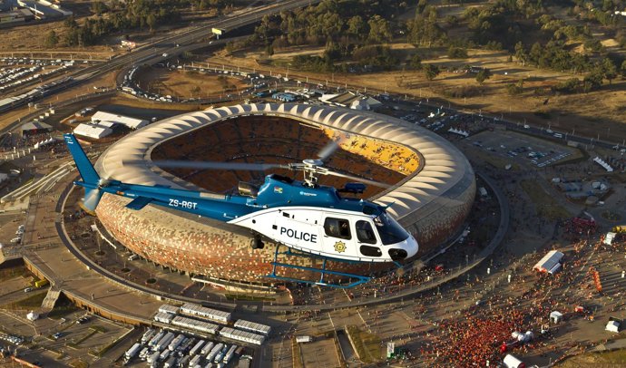 Un helicóptero AS350 sobrevuela un estadio durante la celebración del Mundial de
