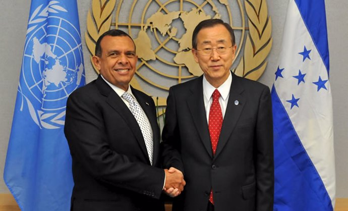 El presidente de Honduras, Porfirio Lobo, con el secretario general de la ONU, B