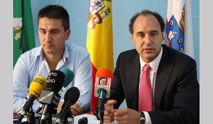 Ignacio Diego e Iván González en rueda de prensa en Castro