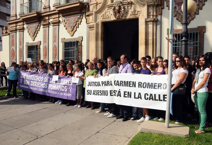 Concentración silenciosa a las puertas del Palacio de la Merced, sede de la Dipu