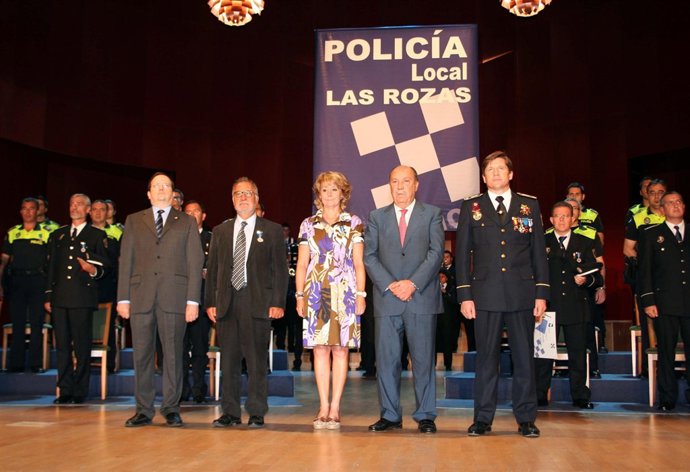 Aguirre y Navarro reciben la Medalla de la Policía Local