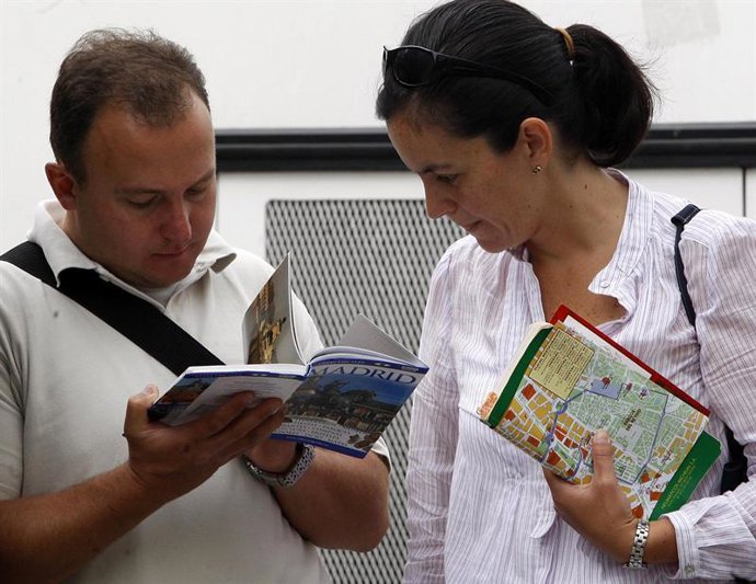Turistas visitando la ciudad de Madrid