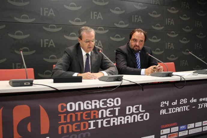 El presidente de IFA, Moisés Jiménez, y el presidente de ESTIC (derecha), Joaquí