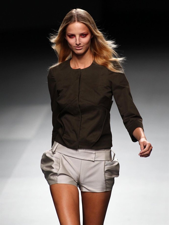 Modelo de Amaya Arzuaga en Cibeles Madrid Fashion Week