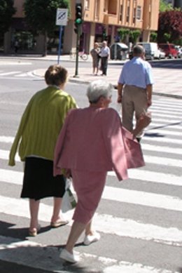 Mujeres pasando un paso de peatones