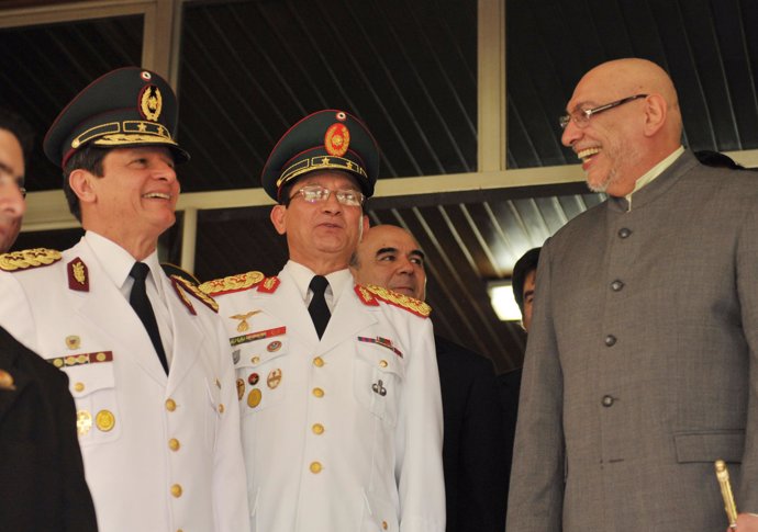 El presidente paraguayo, Fernando Lugo, con algunas autoridades militares.