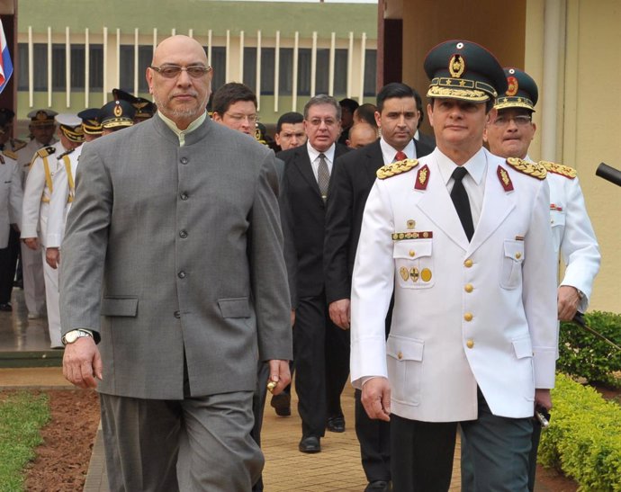 El presidente paraguayo, Fernando Lugo, con el comandante de las Fuerzas Militar