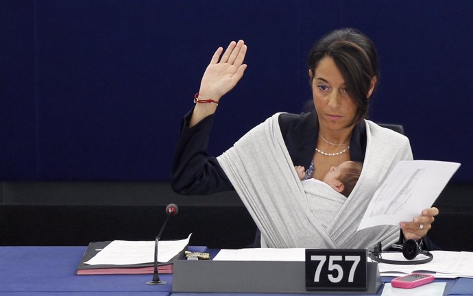Eurodiputada del partido de Berlusconi trabajando en el partamento