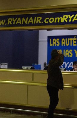 Un mostrador de información de la aerolínea irlandesa Ryanair