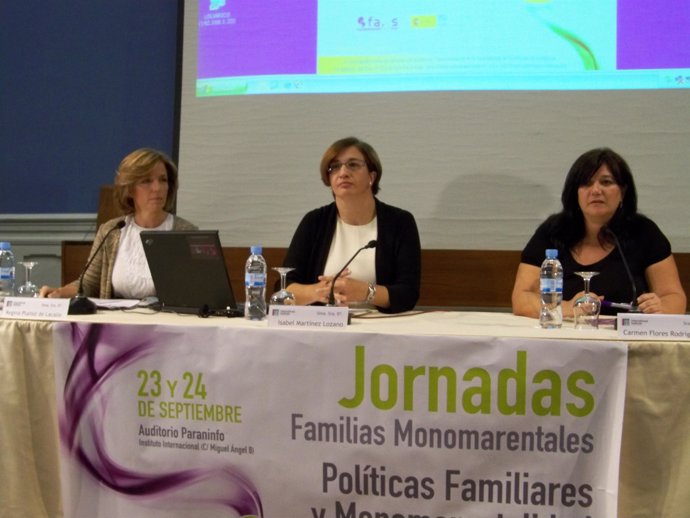 La Secretaria General de Políticas de Igualdad, Isabel Martínez, en el centro