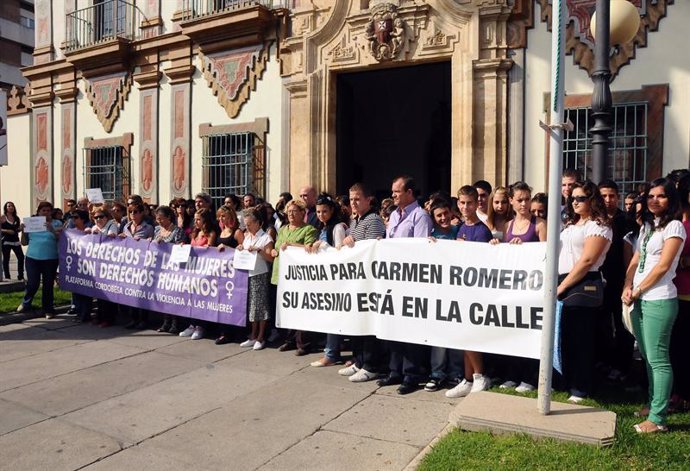 Concentración silenciosa ante la Diputación de Córdoba por el crimen de violenci