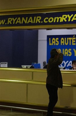 Un mostrador de información de la aerolínea irlandesa Ryanair