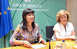 La consejera para la Igualdad, Micaela Navarro, en una rueda de prensa