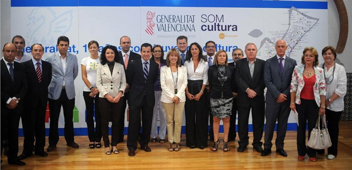 La consellera de Cultura, Trini Miró, con los asistentes al acto 