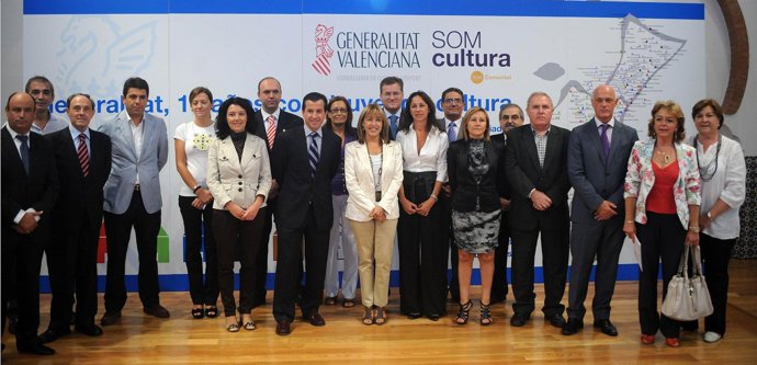 La consellera de Cultura, Trini Miró, con los asistentes al acto 