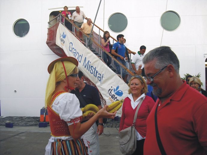 La Autoridad Portuaria de Santa Cruz de Tenerife ha repartido hoy 126 kilos de p