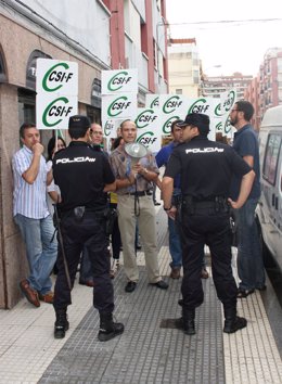 Protesta de CSIF durante la visita de Chaves a Huelva