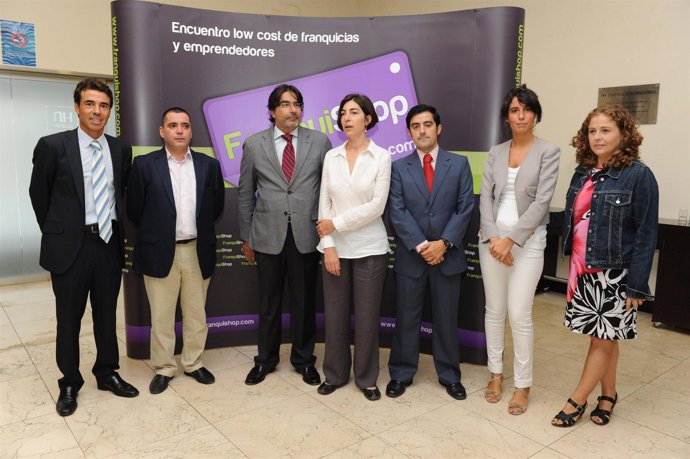 El director de Franquishop, Prudencio Martínez Franco; el delegado de Economía d