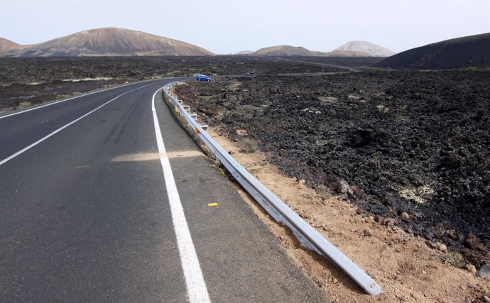 El Cabildo de Lanzarote instala vallas de protección en el peligroso tramo viari