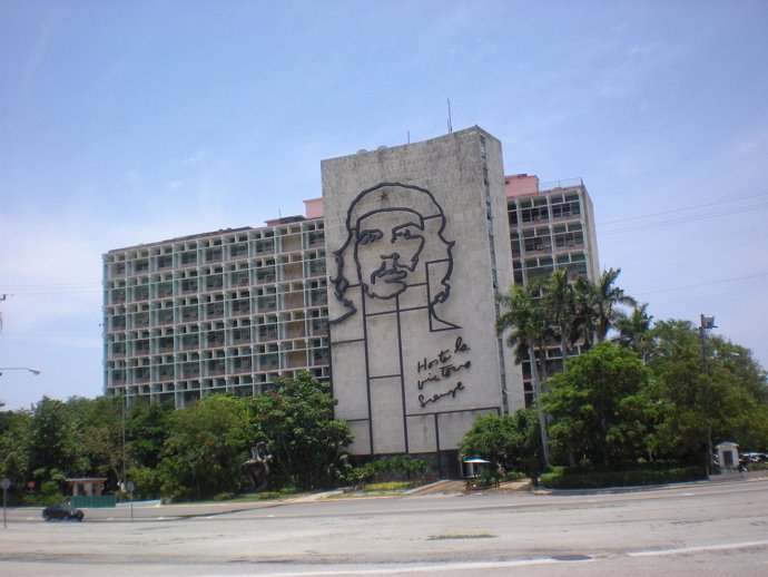 Imagen de La Habana, Cuba, con un retrato de Ernesto Che Guevara