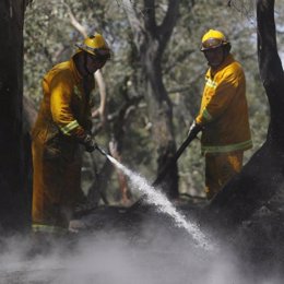 Efectivos apagando un incendio