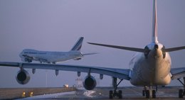 Aviones en la pista de un aeropuerto