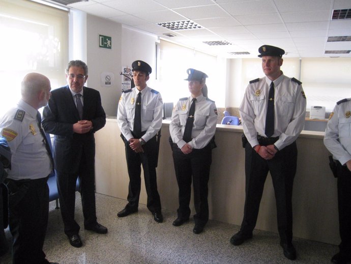 Rogelio Silva visita la comisaría de Huesca de la Unidad de la Policía Nacional 