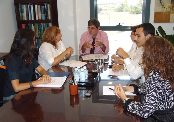 Vicens (en el centro) y Tugores (de blanco, a su dcha.), durante la reunión.