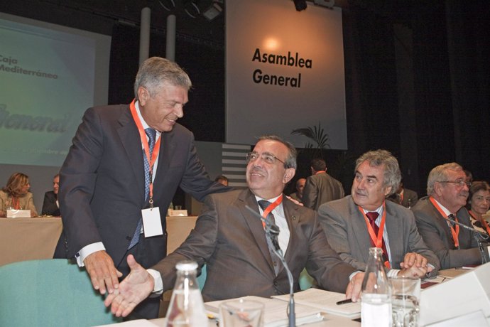 El presidente de CAM, Modesto Crespo (izq), saluda al director general, Roberto 