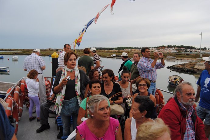 Imagen de los asistentes a la ruta en barco 'Almadrabas que fueron'