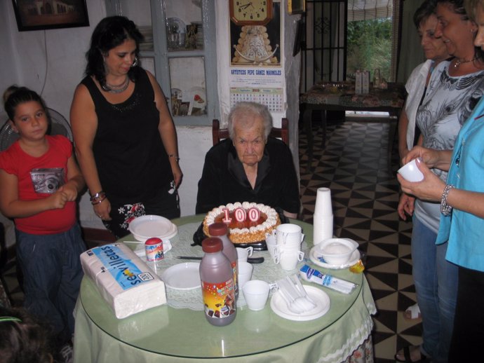 La vecina de Moguer (Huelva) Ángela Hernández, junto a sus familiares, en la fie