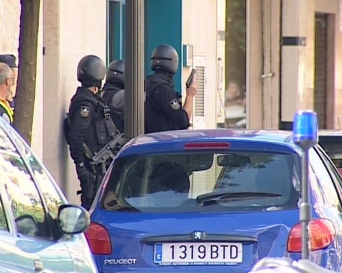 Policías a la puerta de la sucursal