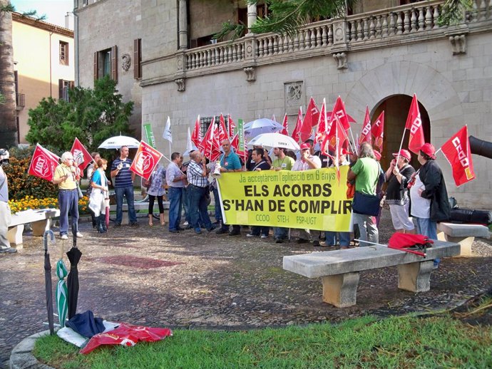 Los manifestantes se han concentrado ante el Consolat en una mañana lluviosa.