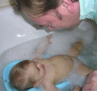 Las familias dicen que el retraso del permiso de paternidad demuestra el "nulo" apoyo del Gobierno a este colectivo