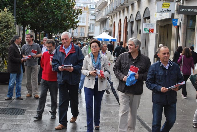 Guillerme Vázquez reparte propaganda a favor de la huelga general en Lugo